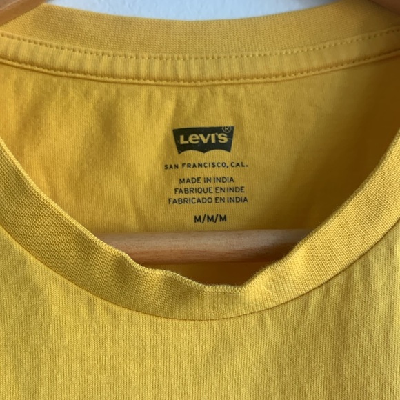 Levi’s Yellow Branded Tee Size Medium - Picture 3 of 4